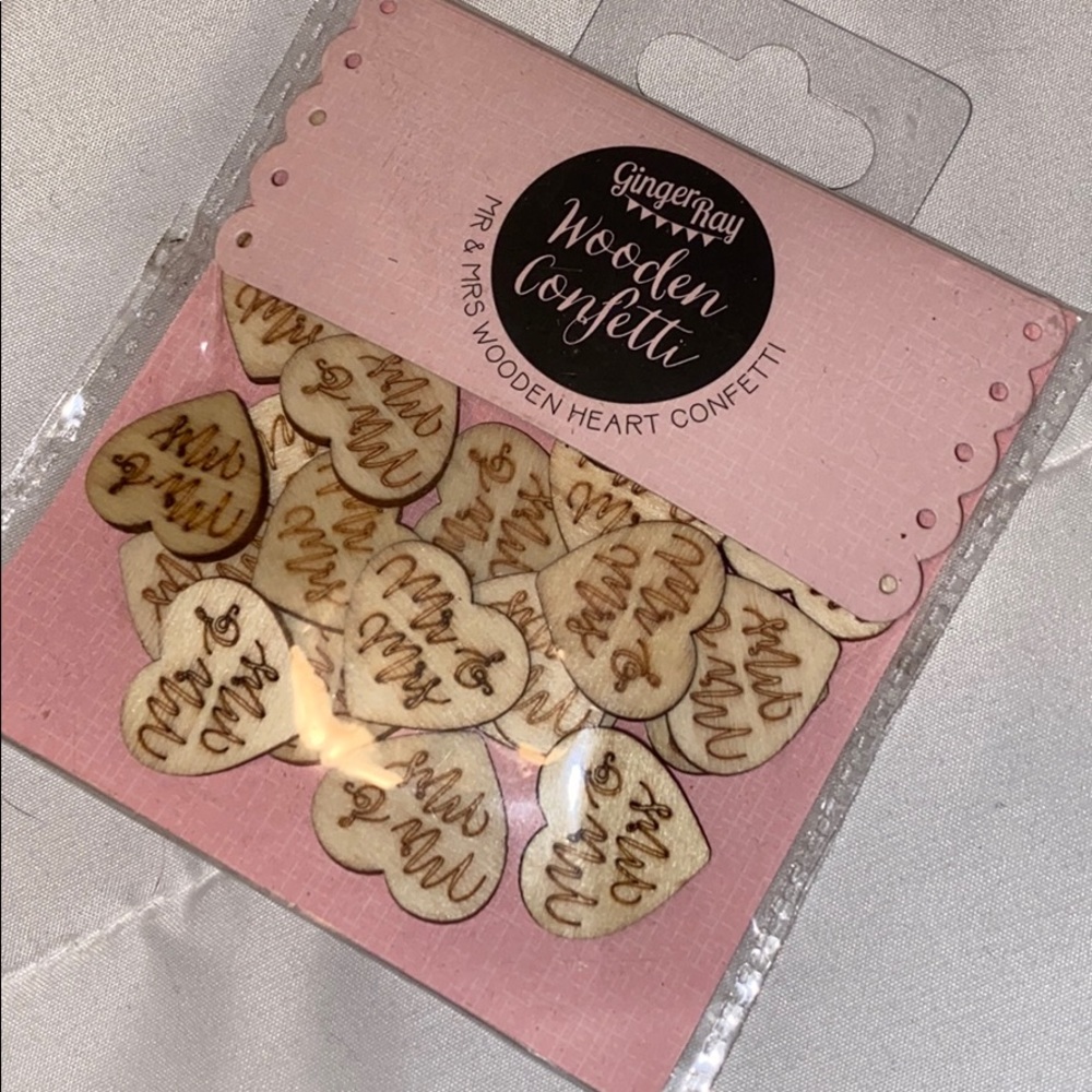 Mr and Mrs wooden heart confetti 💘